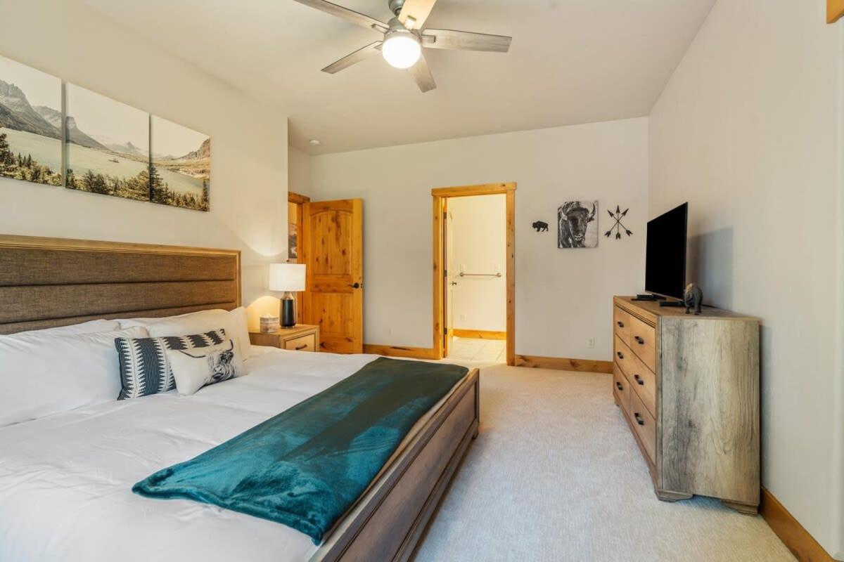 Lakeside Bliss Sleeps 8 Family Retreat