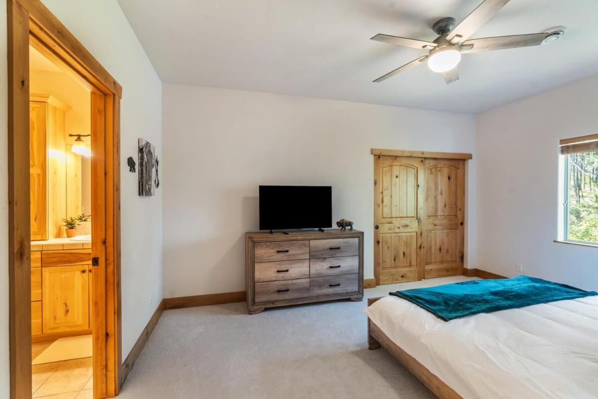 Lakeside Bliss Sleeps 8 Family Retreat