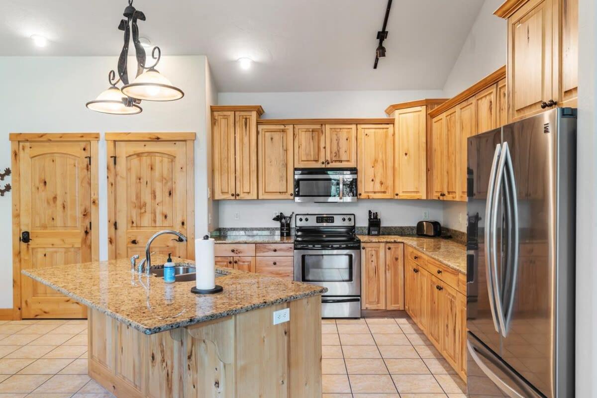 Lakeside Bliss Sleeps 8 Family Retreat