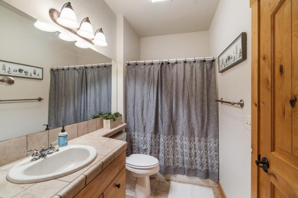 Lakeside Bliss Sleeps 8 Family Retreat