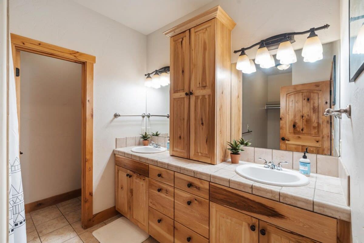 Lakeside Bliss Sleeps 8 Family Retreat