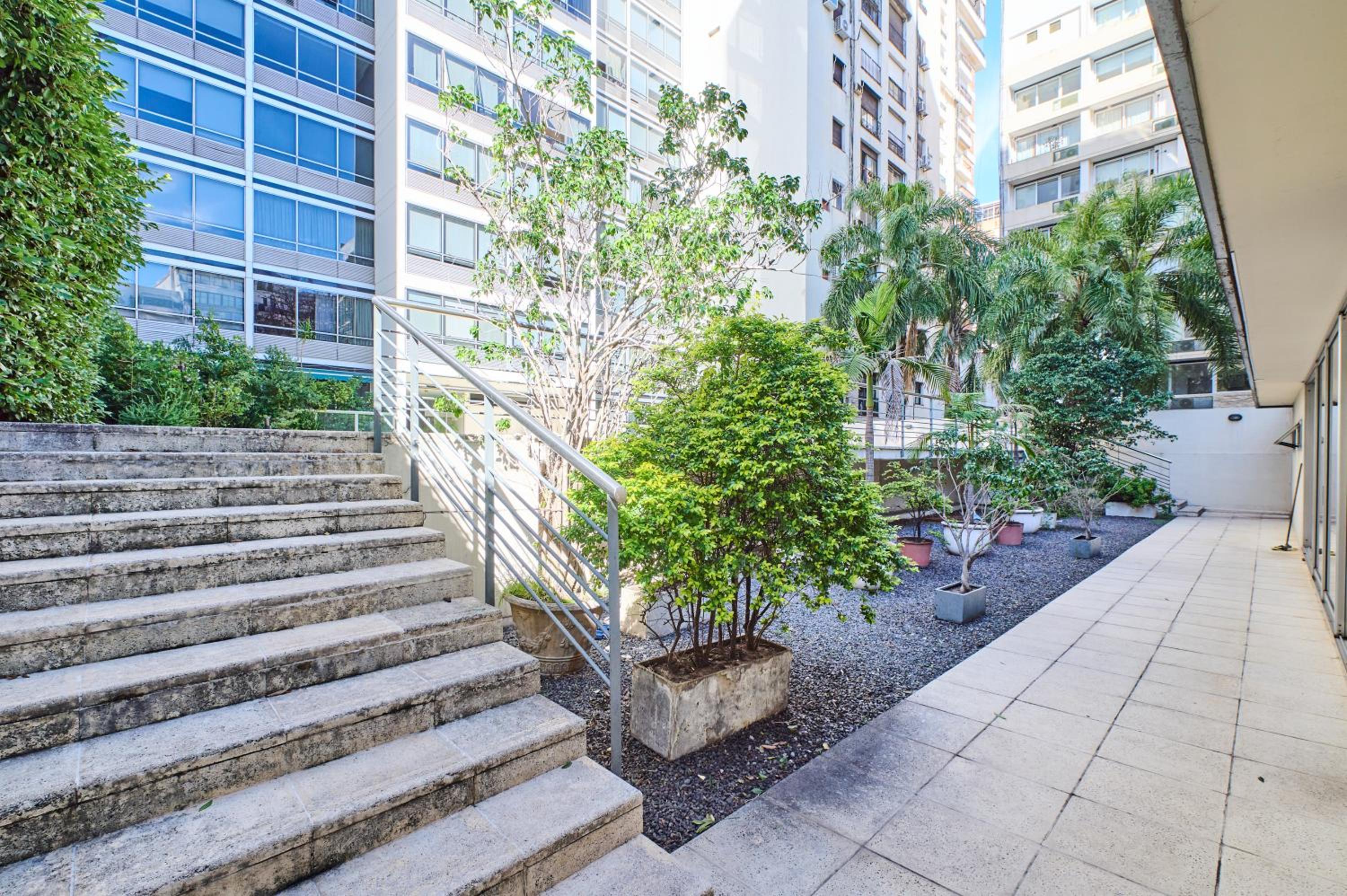 Recoleta: Elegance, Pool and Prime Location