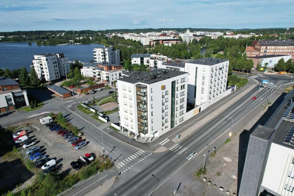 Valoisa huoneisto parvekkeella ja järvinäköalalla