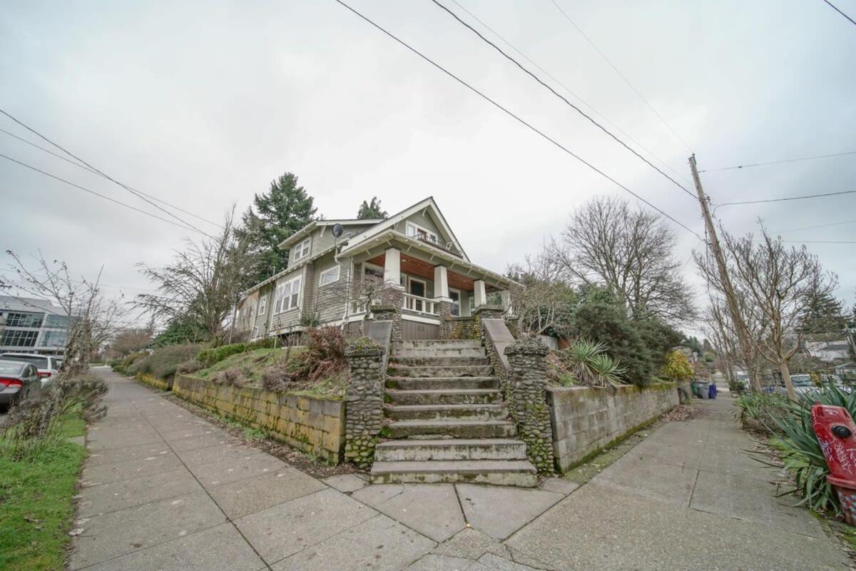 #StayinMyDistrict Pendelton Place Walk to Mt Tabor view 3
