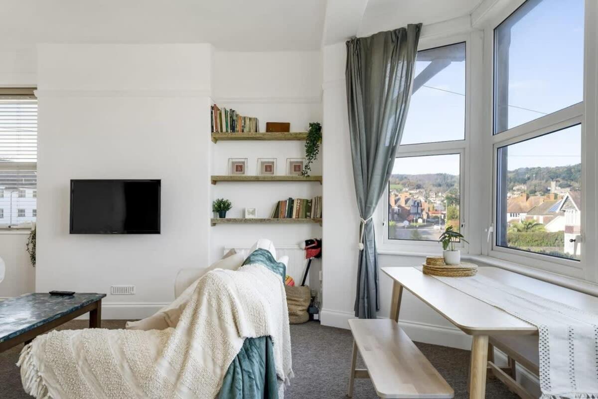 Bright Apartment w Parking & Distant Sea Views view 4