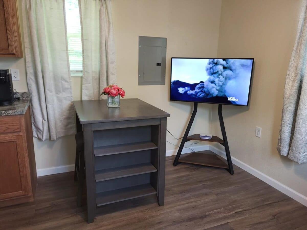 Charming 1BR Efficiency Apt Near TTU & Downtown view 3