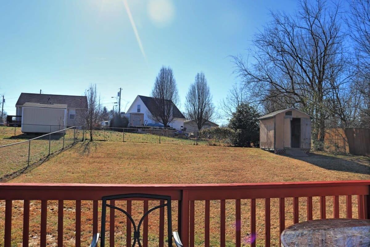 Beautiful cul-de-sac home with a fenced in yard! view 4