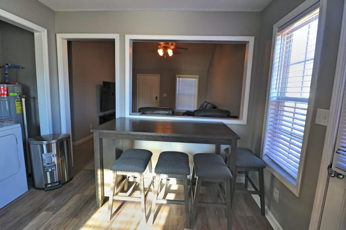 Beautiful cul-de-sac home with a fenced in yard! view 5