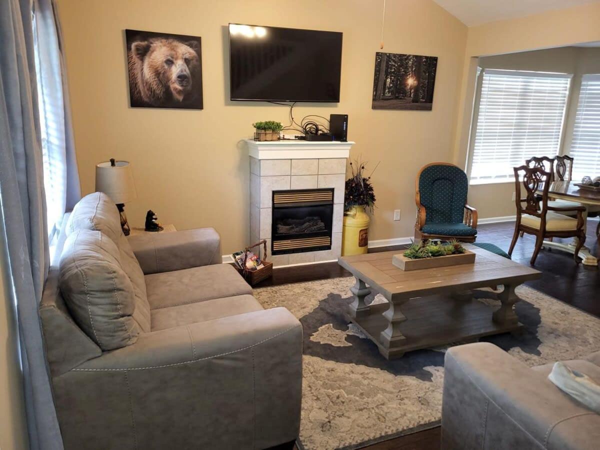 Cozy Pigeon Forge home w hot tub near river view 4