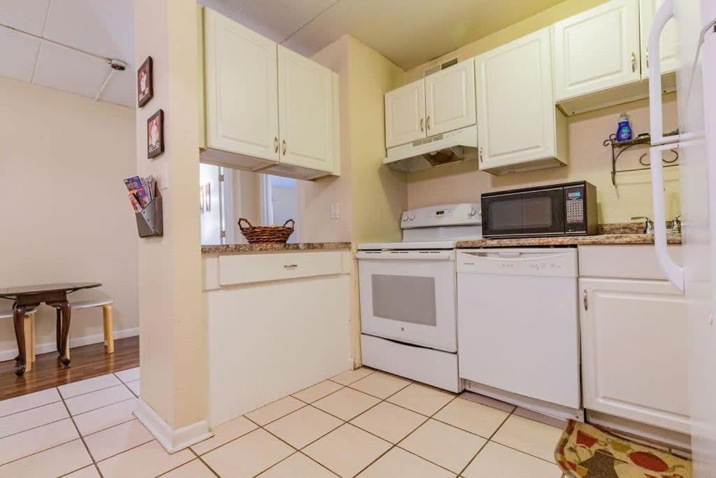 2-bed, 1-bath apartment near I-24, Great location view 3
