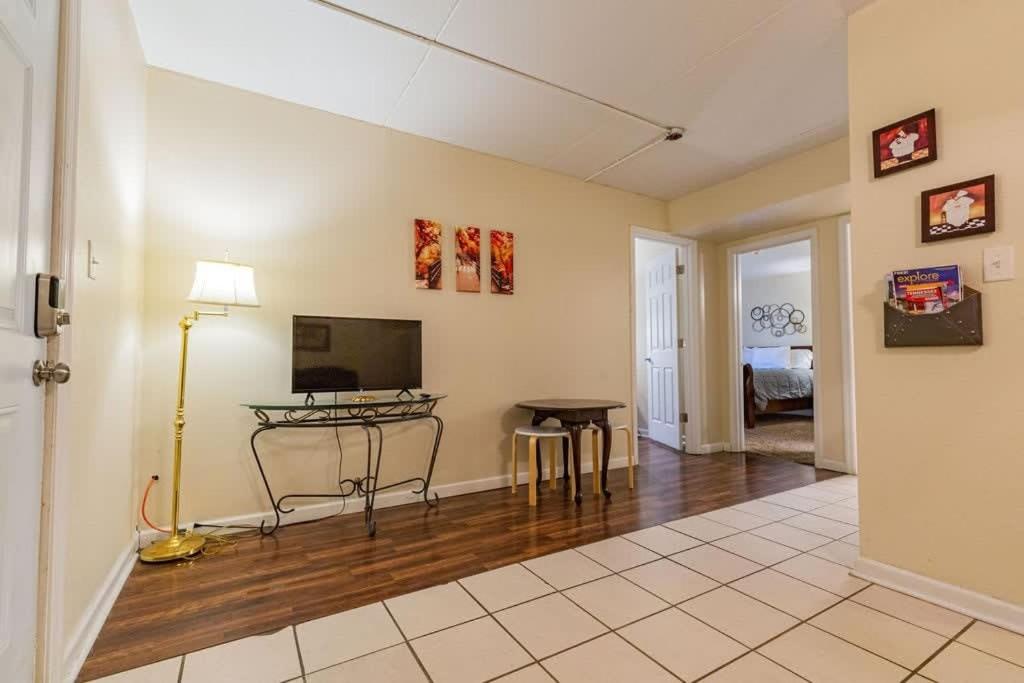 2-bed, 1-bath apartment near I-24, Great location view 4