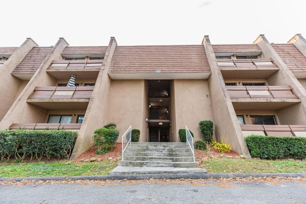 2 Bed/ 1 Bath efficiency Apartment- Close to Downtown! view 3