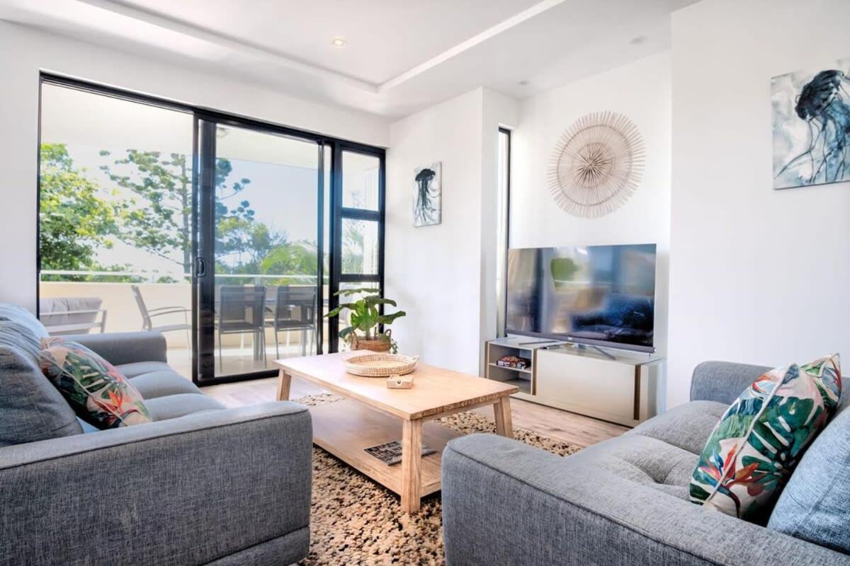 Live like a local In The Heart of Moffat Beach view 2