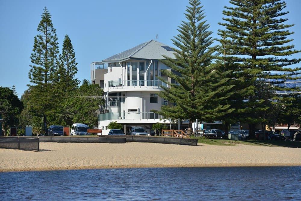 Hotel Amazing Currimundi Lakefront Ocean Penthouse - Image 1