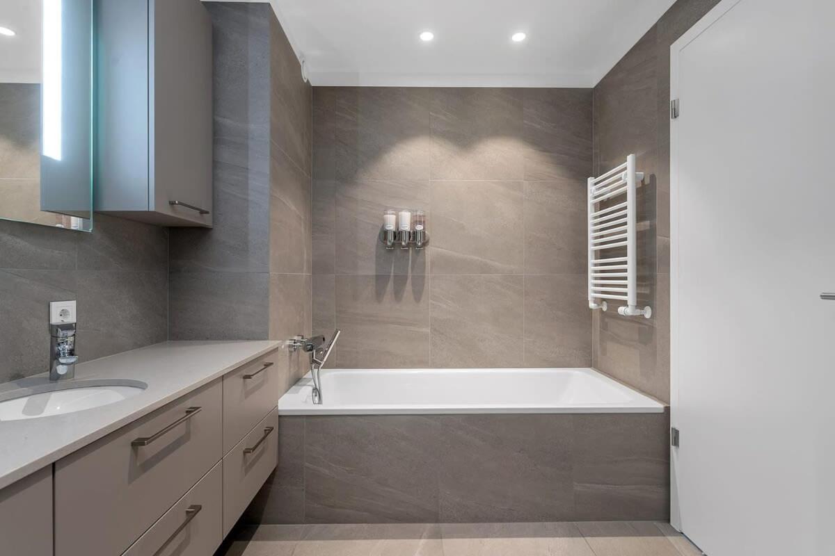 Spacious 3BR Apartment with 2 bathrooms by Heimaleiga view 3