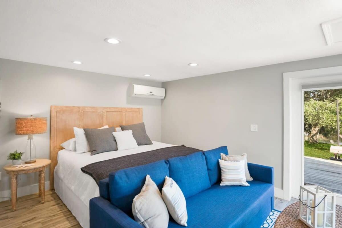 Coral Cottage, Stylish Studio Suite on Canal, Walkable to Beach, Private Parking view 3