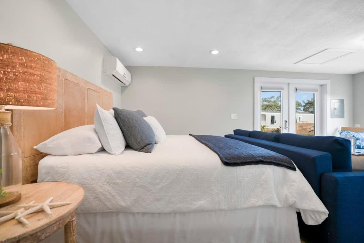 Coral Cottage, Stylish Studio Suite on Canal, Walkable to Beach, Private Parking view 5