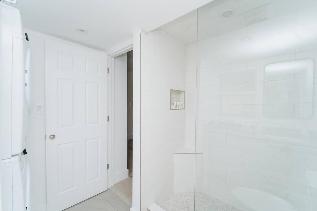 Seven Mile Beach Luxury 3BR Condo- Best Rates! view 2