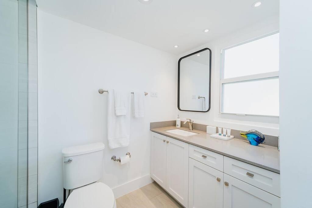 Seven Mile Beach Luxury 3BR Condo- Best Rates! view 5