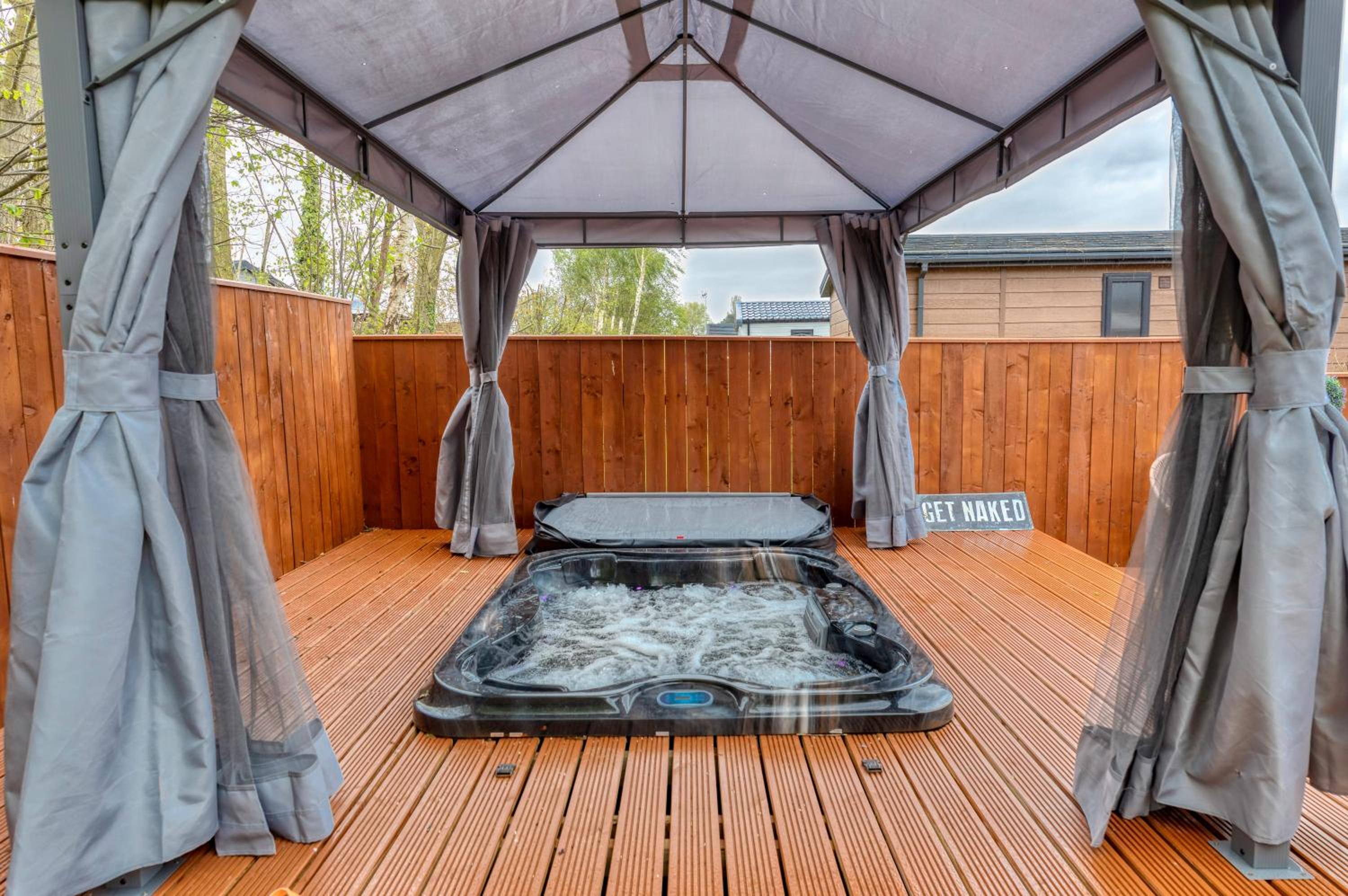 Family Luxury York Cabin Retreat with hot tub