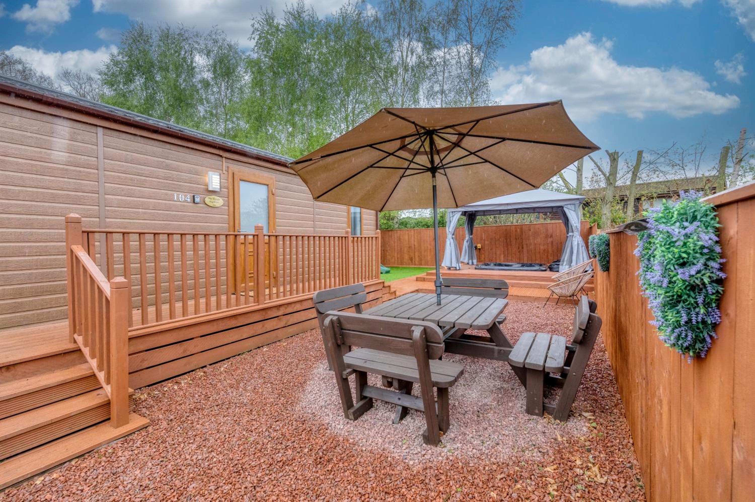 Family Luxury York Cabin Retreat with hot tub