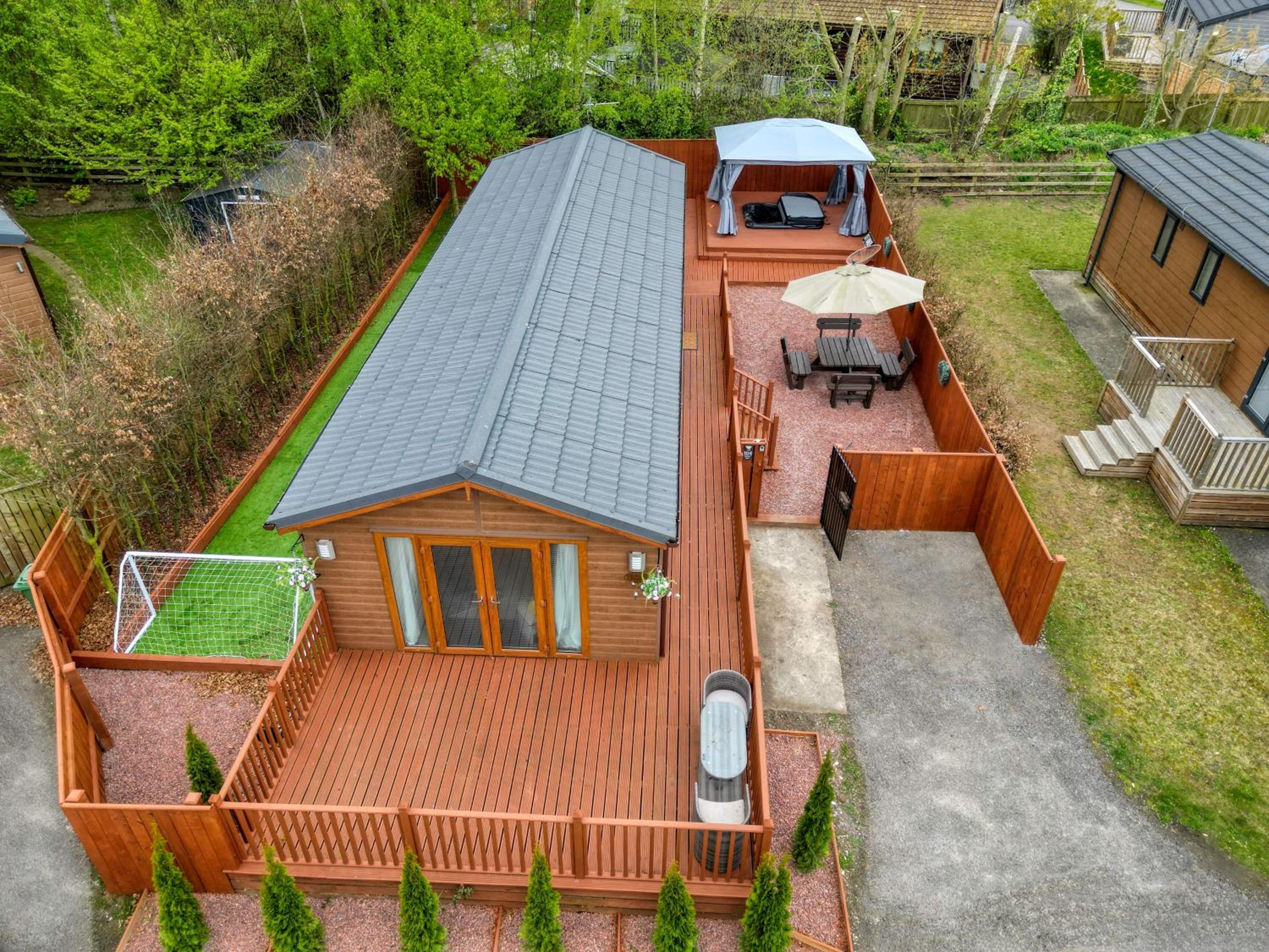 Family Luxury York Cabin Retreat with hot tub