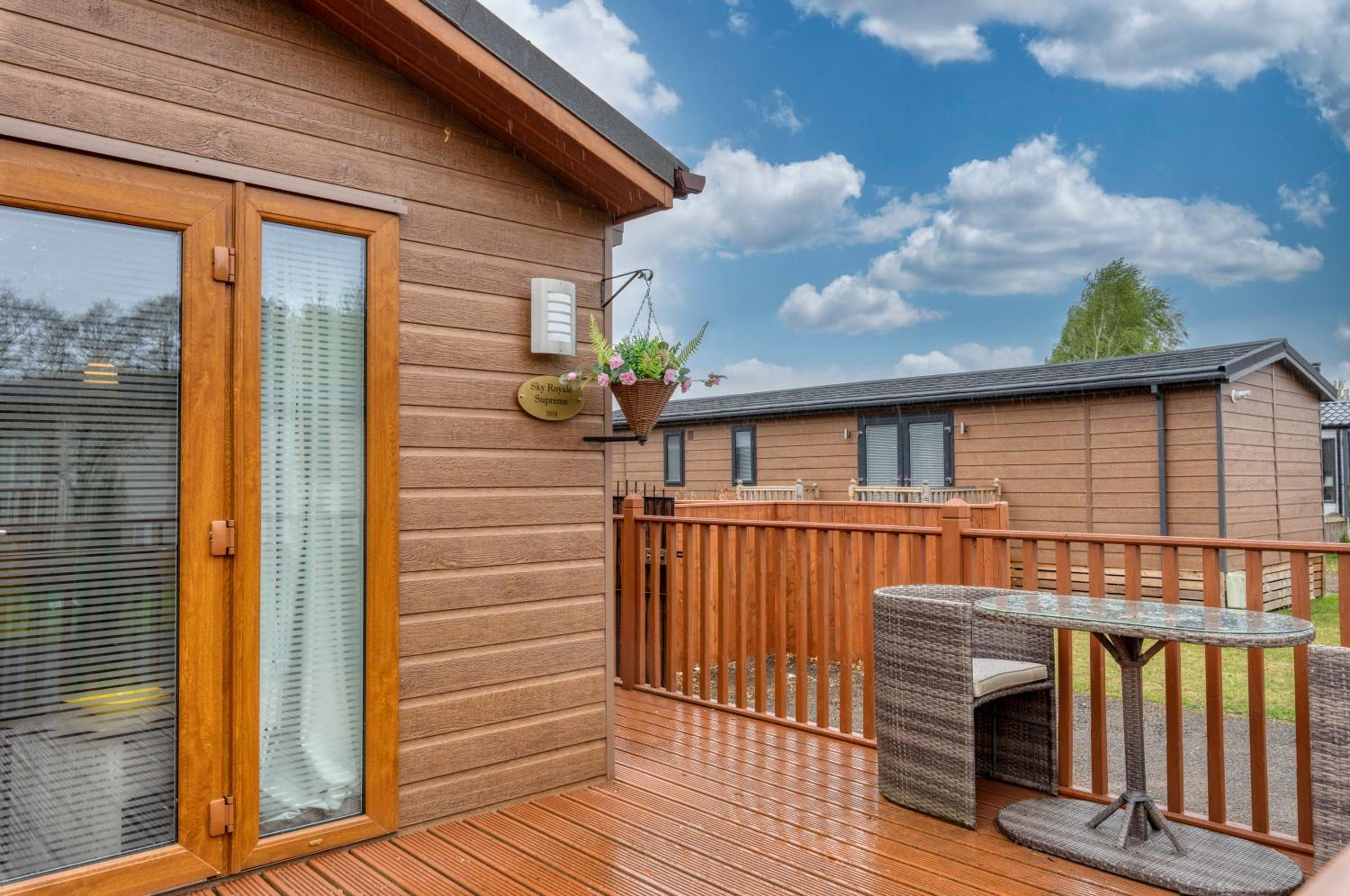 Family Luxury York Cabin Retreat with hot tub