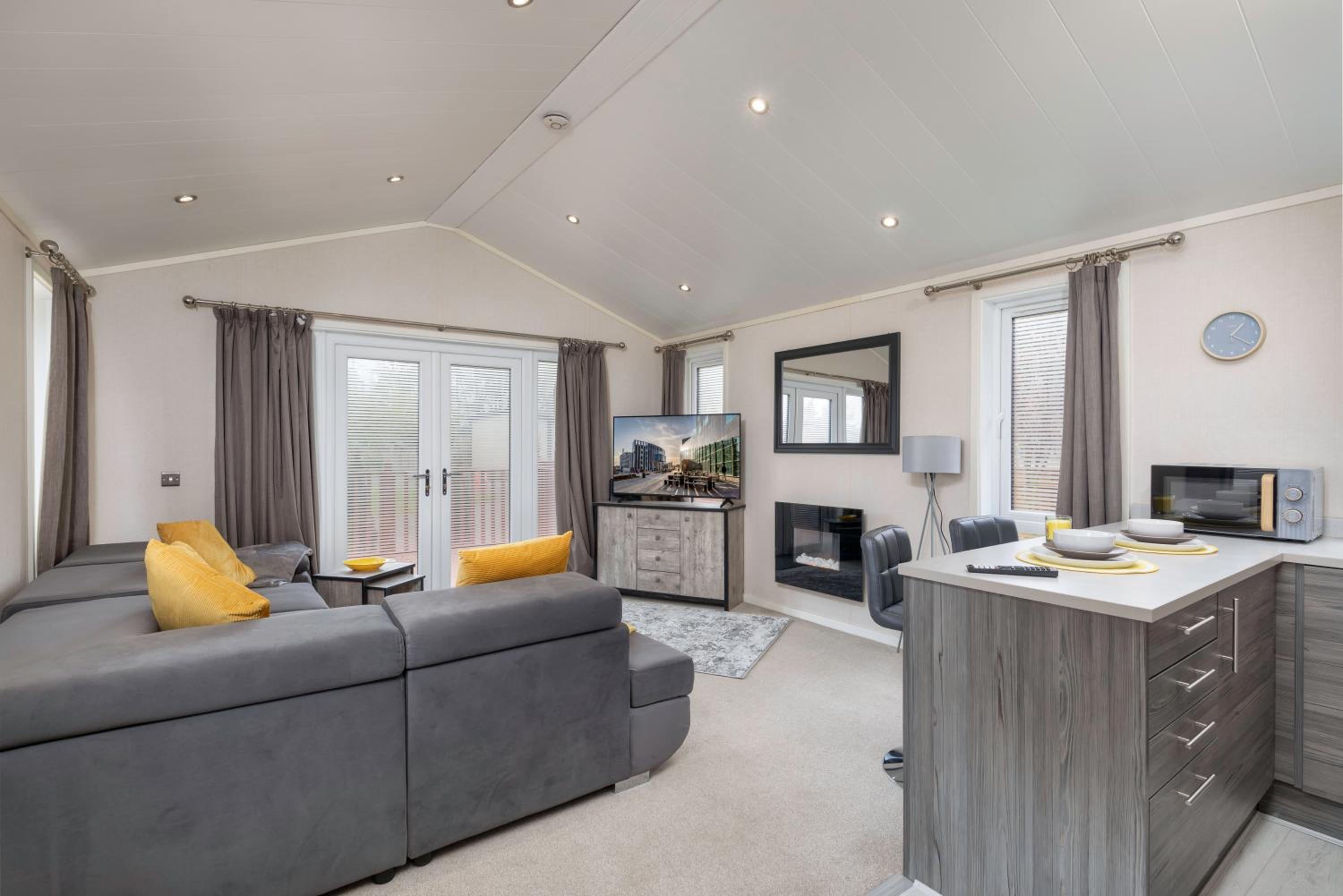 Family Luxury York Cabin Retreat with hot tub