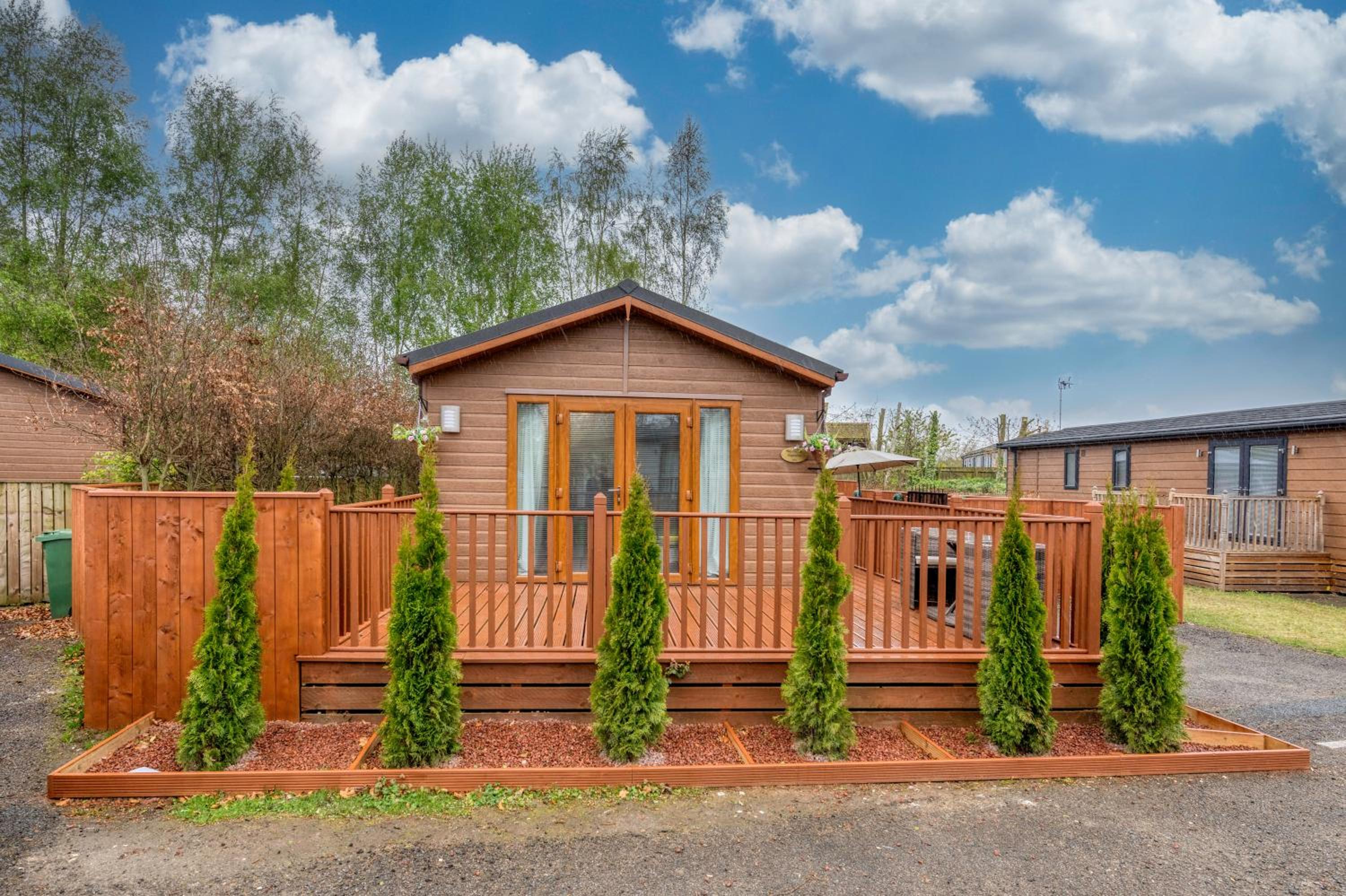 Family Luxury York Cabin Retreat with hot tub