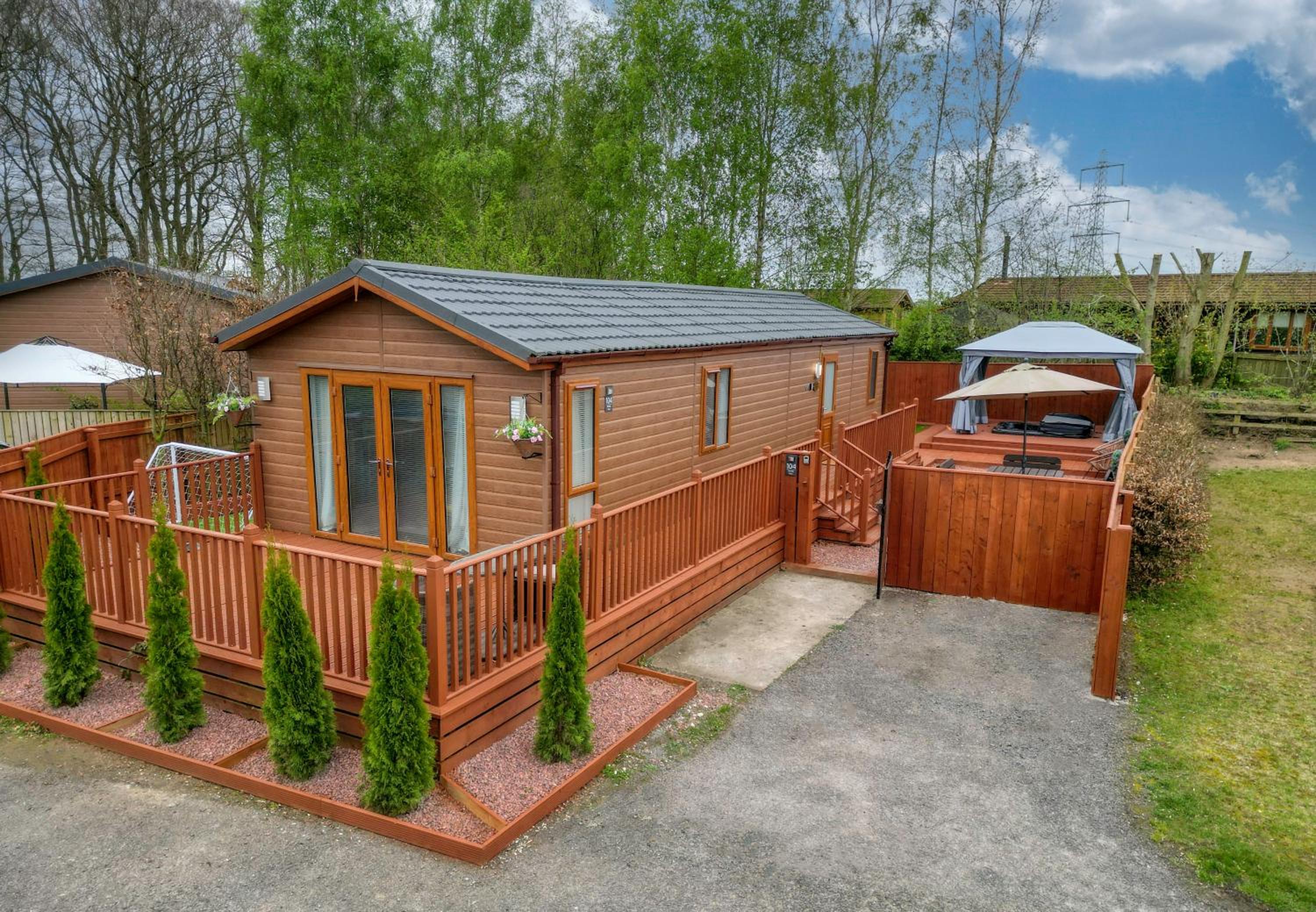 Family Luxury York Cabin Retreat with hot tub