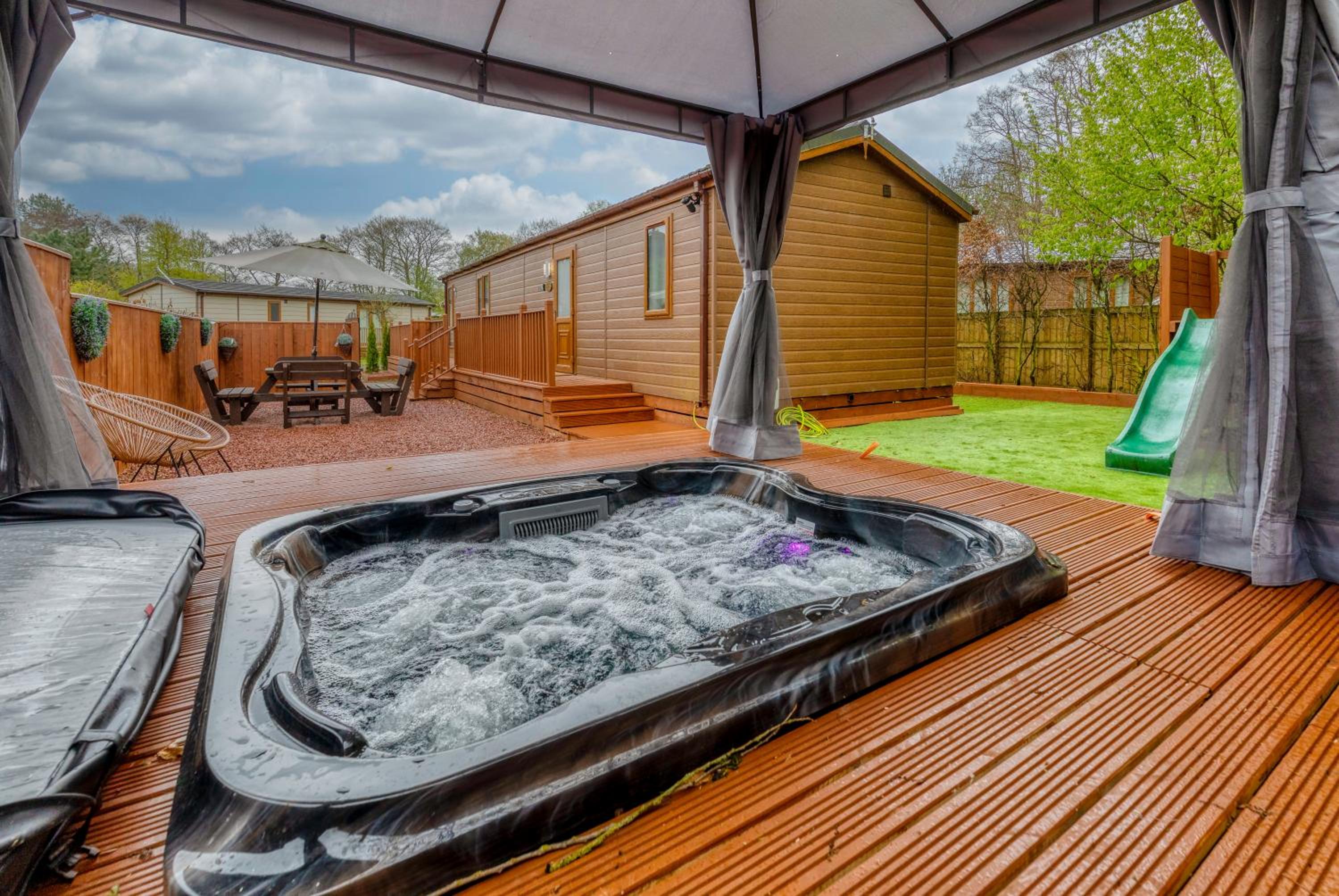 Family Luxury York Cabin Retreat with hot tub