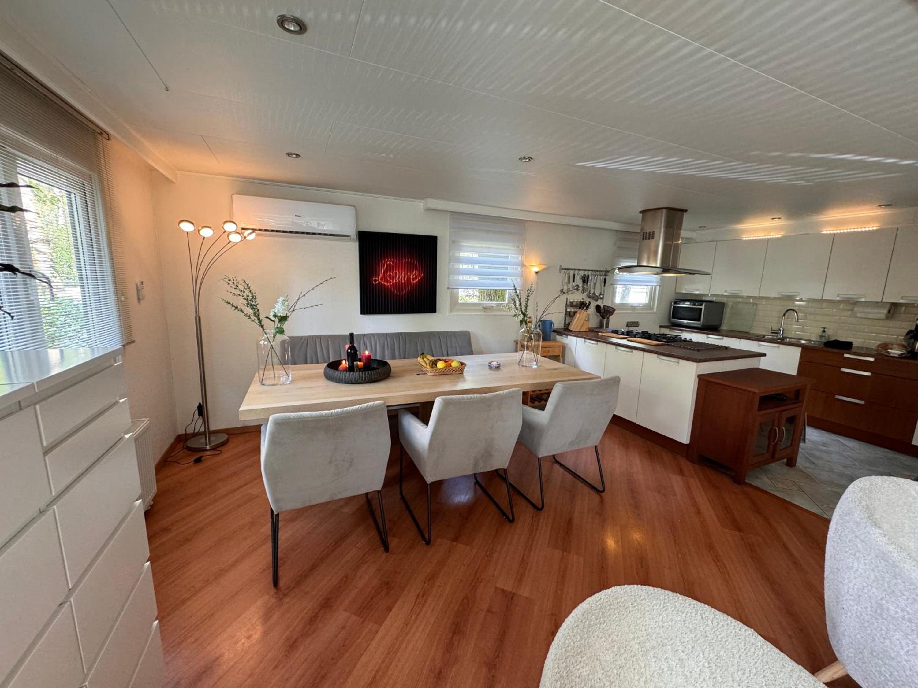 VELUWSHOF HOENDERLOO HOLIDAYS Luxe Holidayhomes with PRIVATE JACUZZI'S - SwimmingPool - Tennis Court - Bowling - Supermarket and Children Entertainment view 4