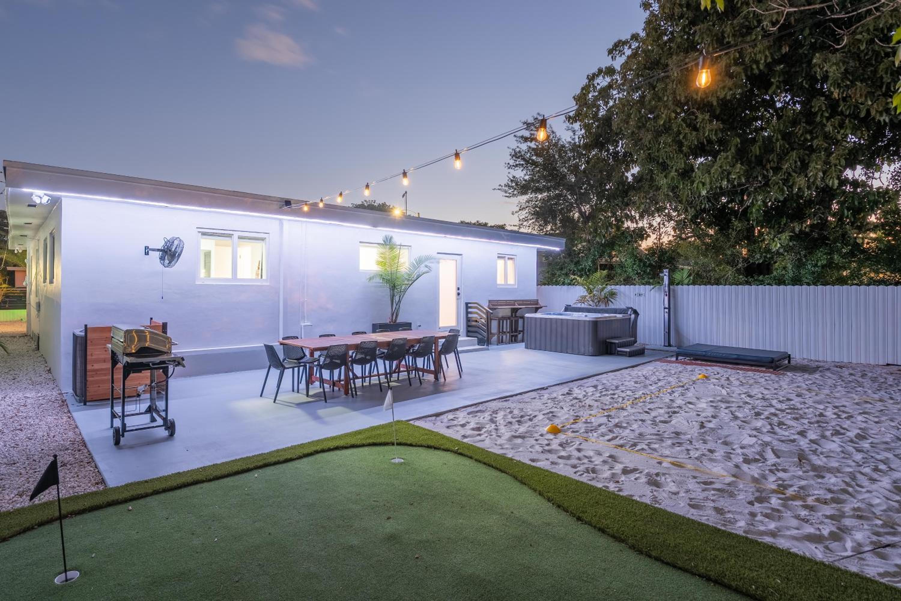 5BR HotTubPoolTableMiniGolf 7 min to Wynwood