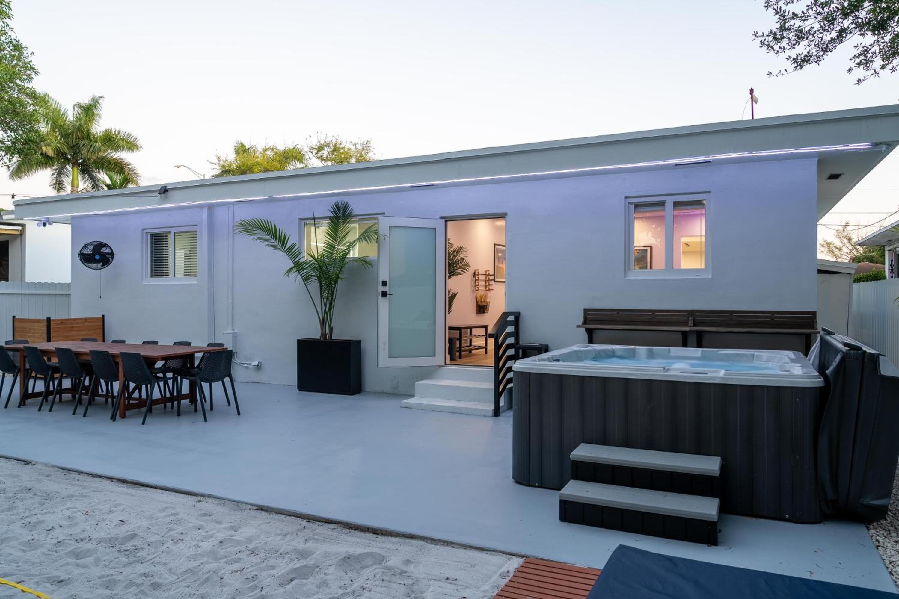 5BR HotTubPoolTableMiniGolf 7 min to Wynwood