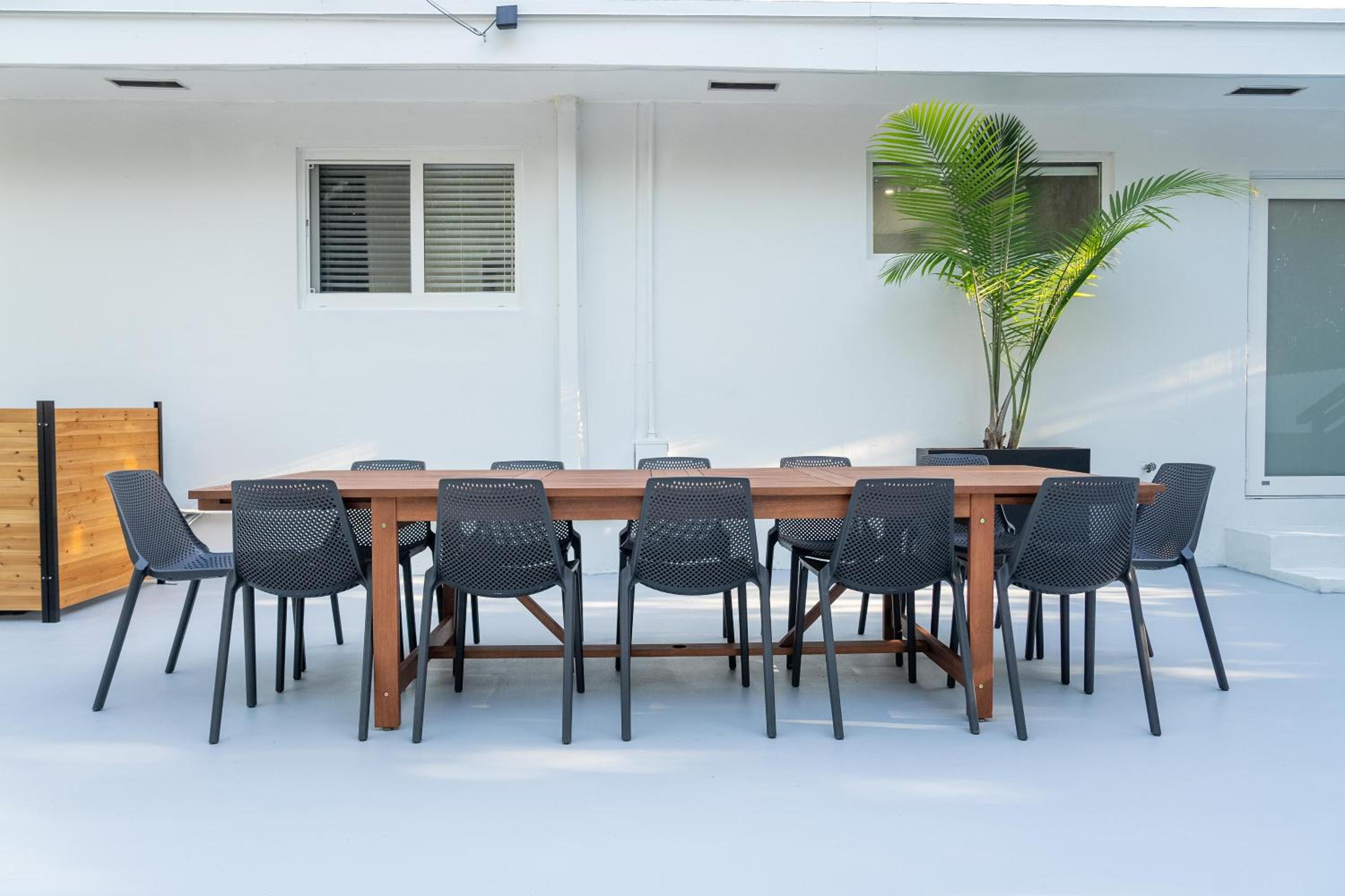 5BR HotTubPoolTableMiniGolf 7 min to Wynwood
