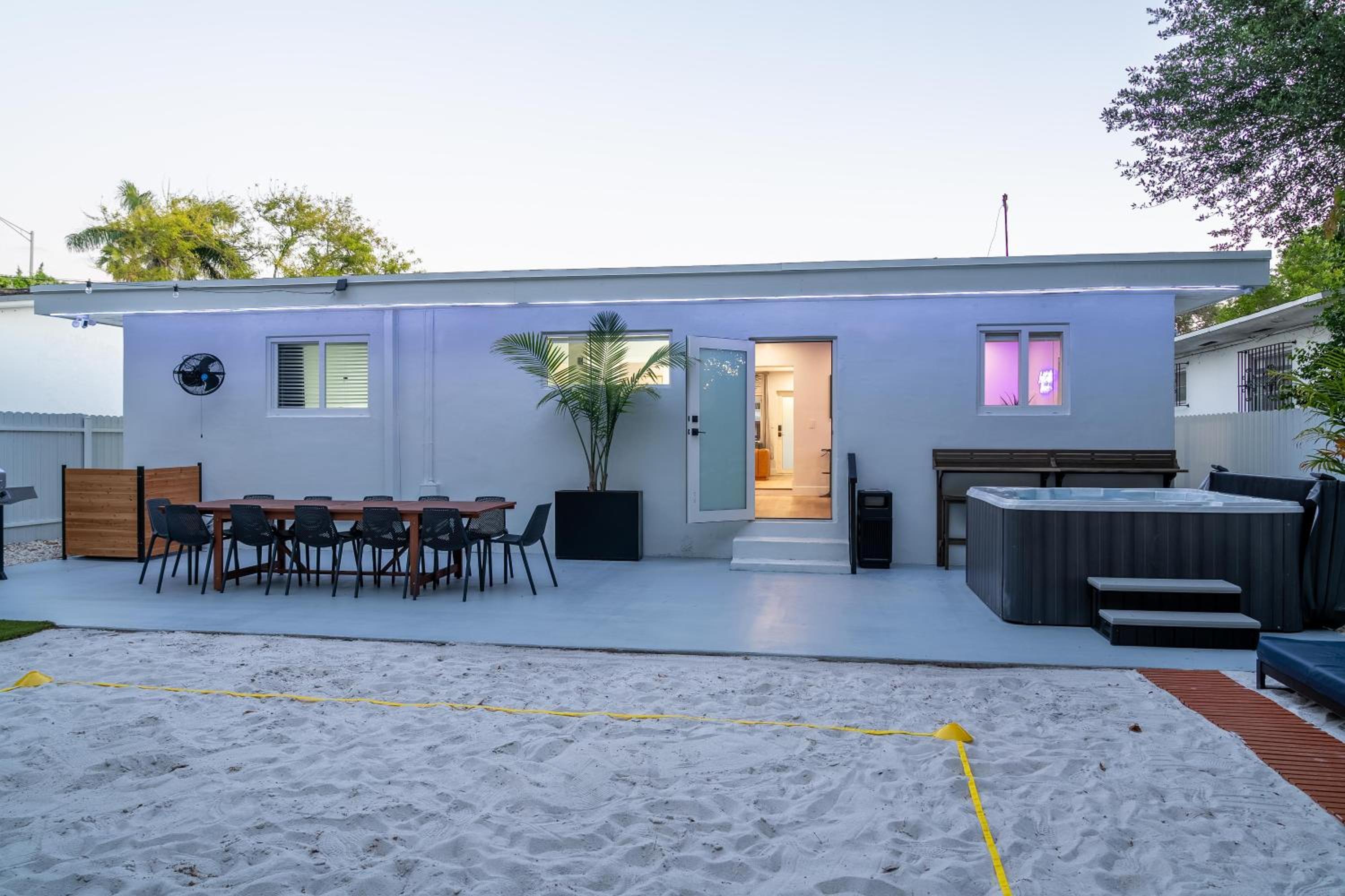 5BR HotTubPoolTableMiniGolf 7 min to Wynwood