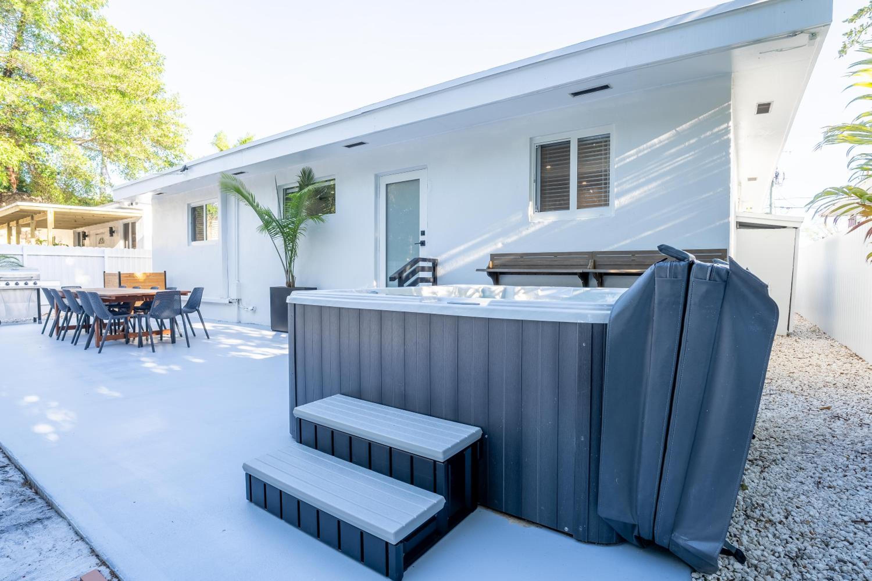 5BR HotTubPoolTableMiniGolf 7 min to Wynwood