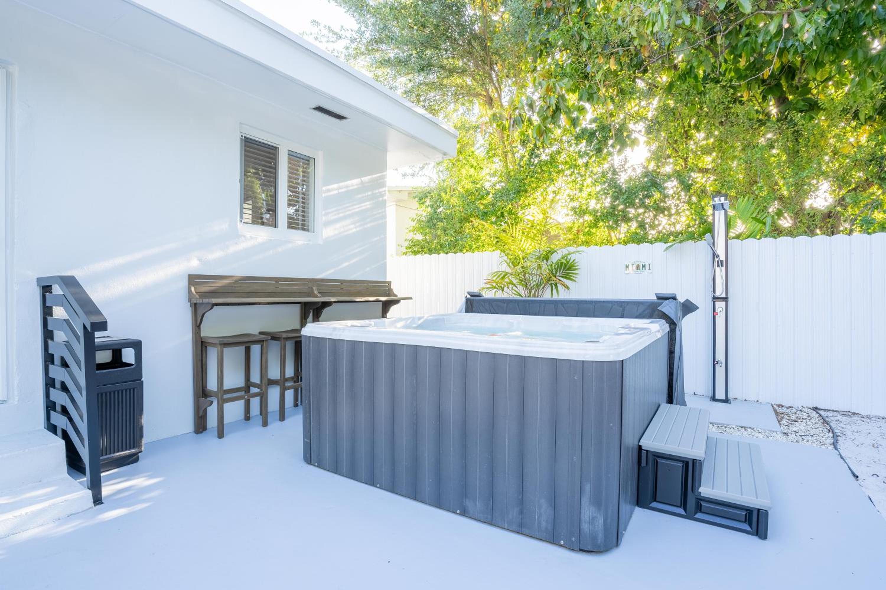 5BR HotTubPoolTableMiniGolf 7 min to Wynwood