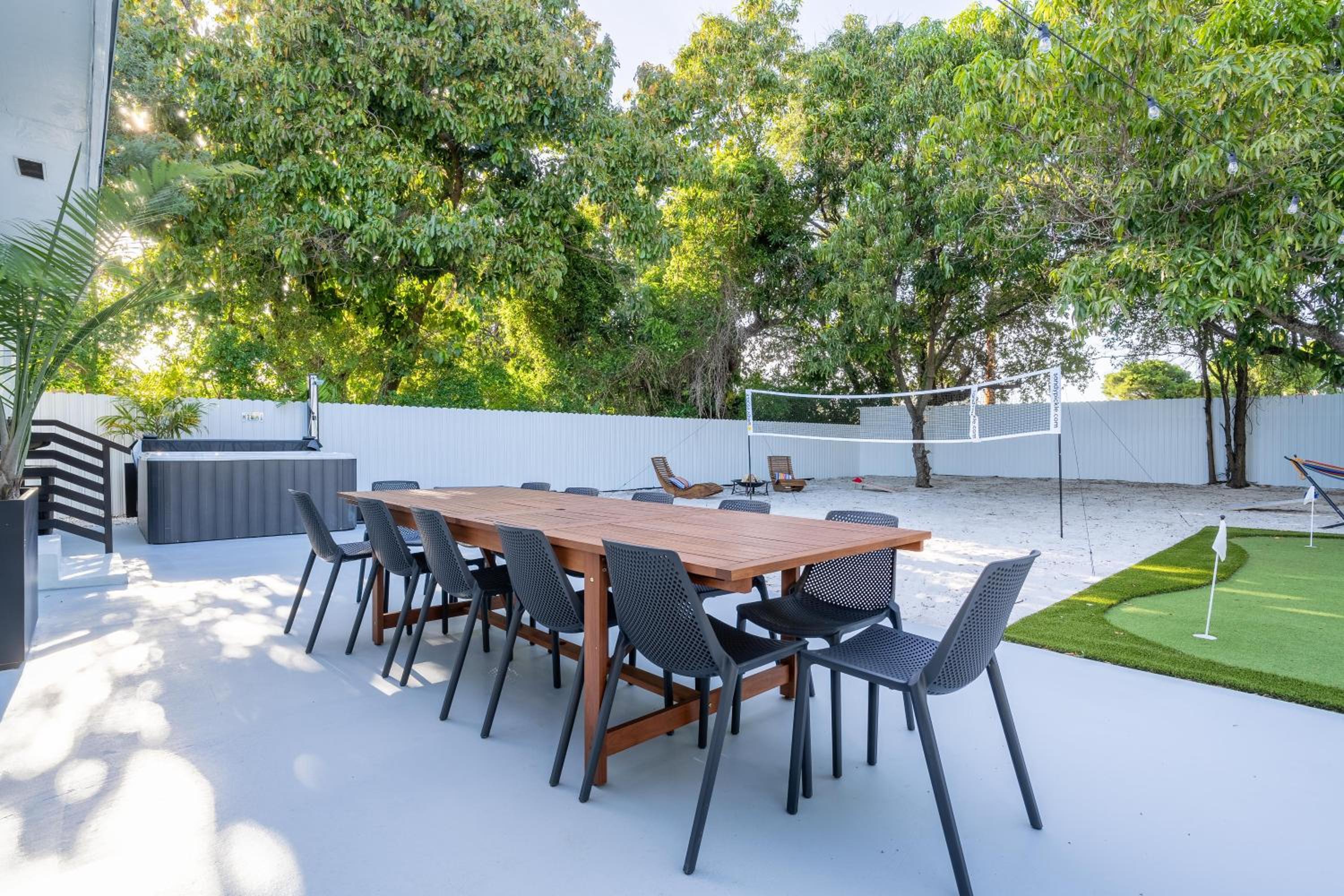 5BR HotTubPoolTableMiniGolf 7 min to Wynwood
