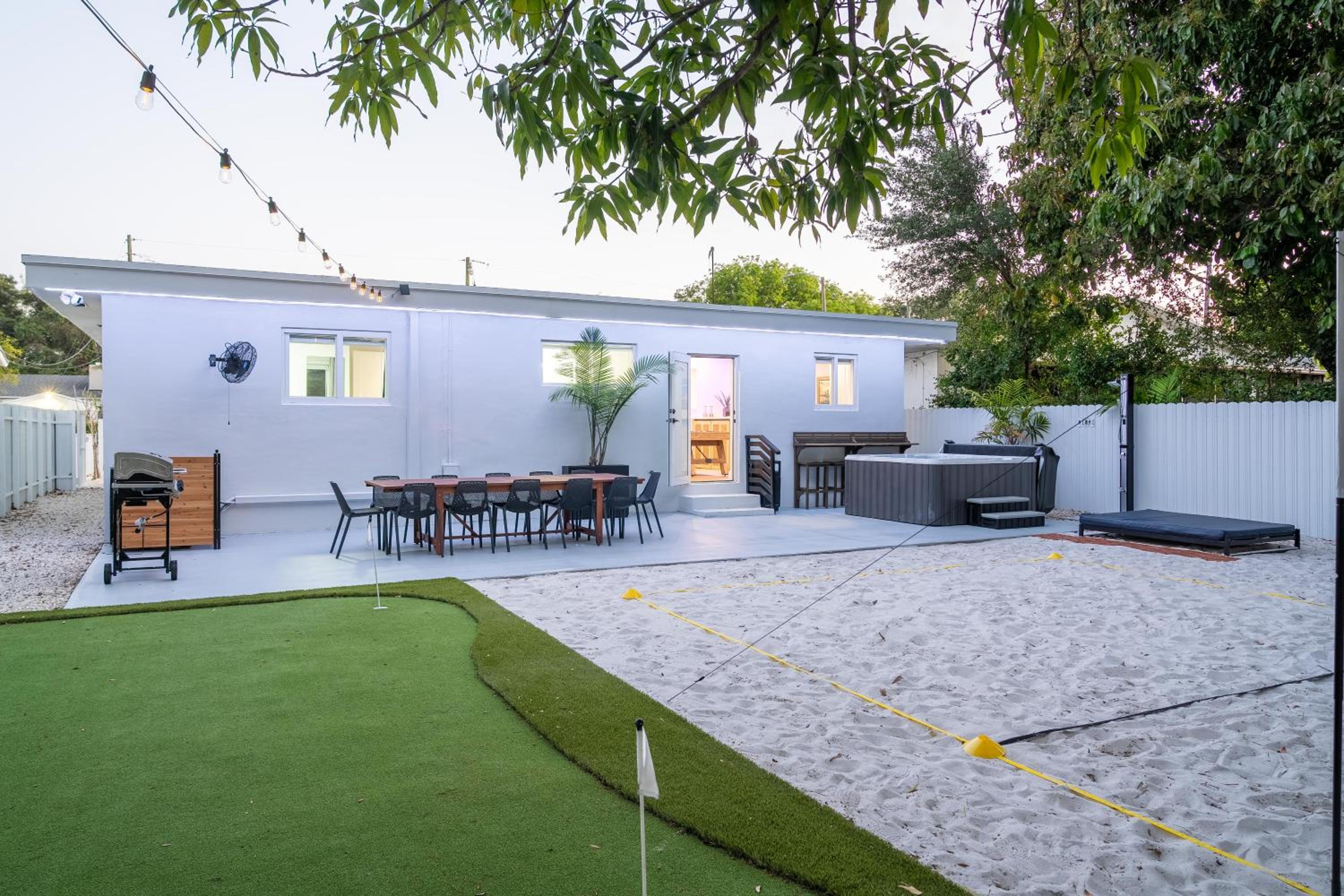 5BR HotTubPoolTableMiniGolf 7 min to Wynwood