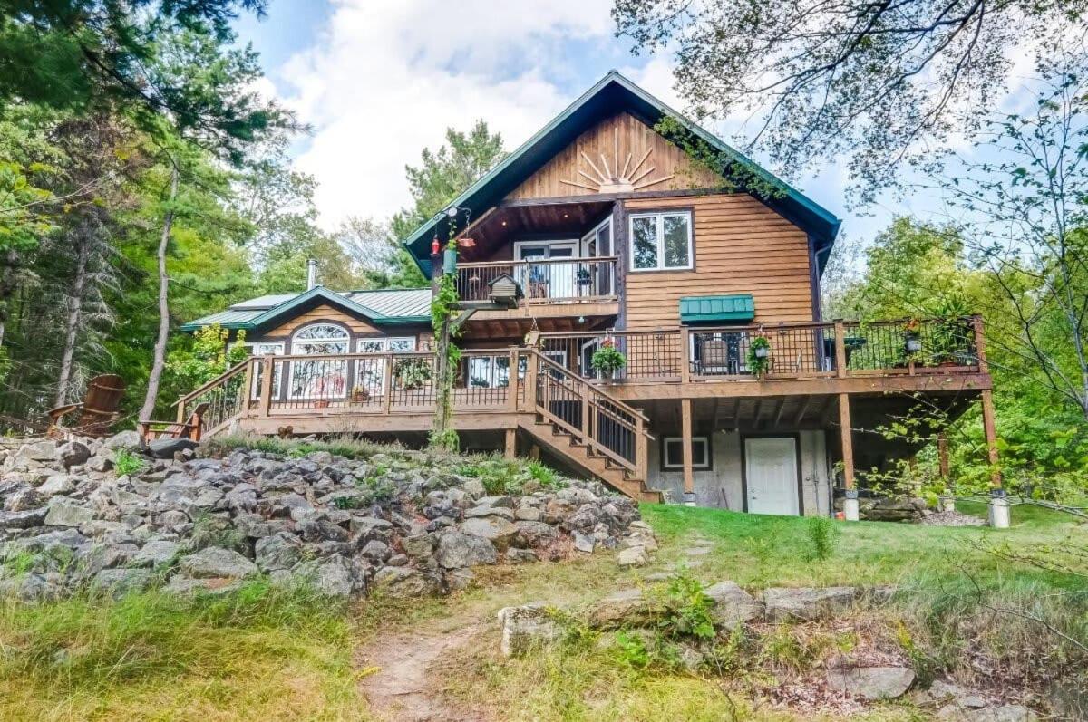 Sunset Cove Waterfront nature retreat with bunkie