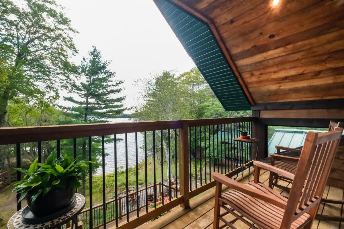 Sunset Cove Waterfront nature retreat with bunkie
