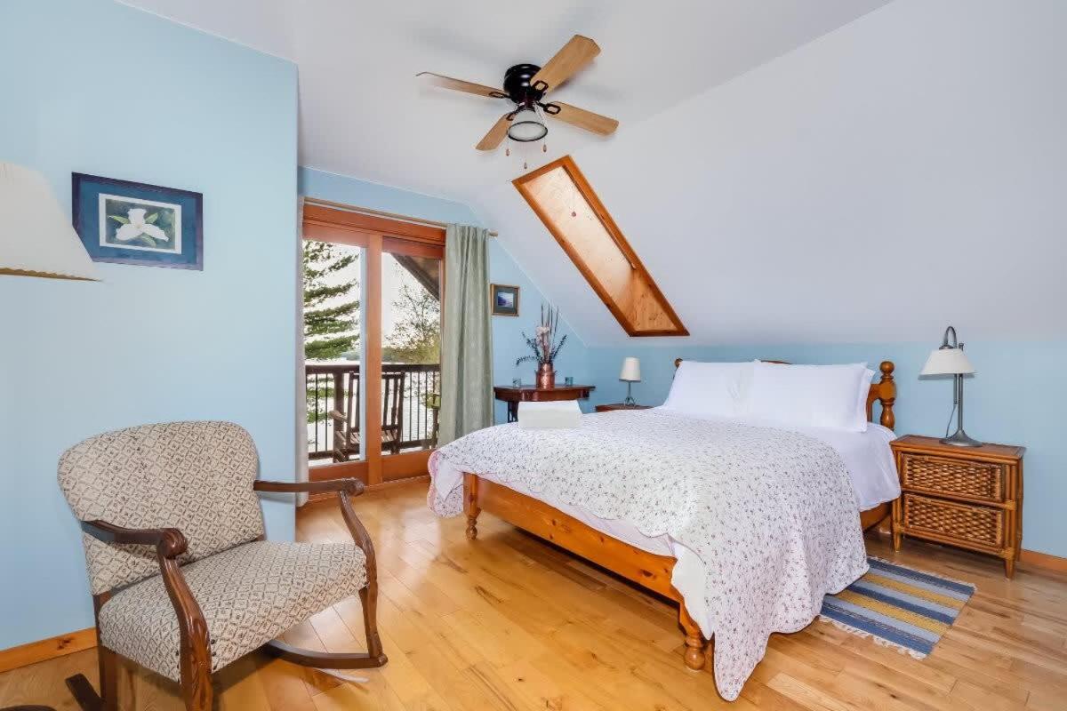 Sunset Cove Waterfront nature retreat with bunkie