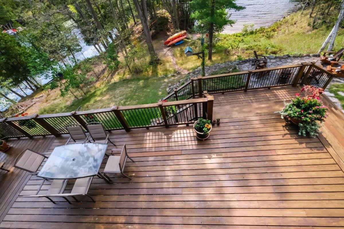 Sunset Cove Waterfront nature retreat with bunkie