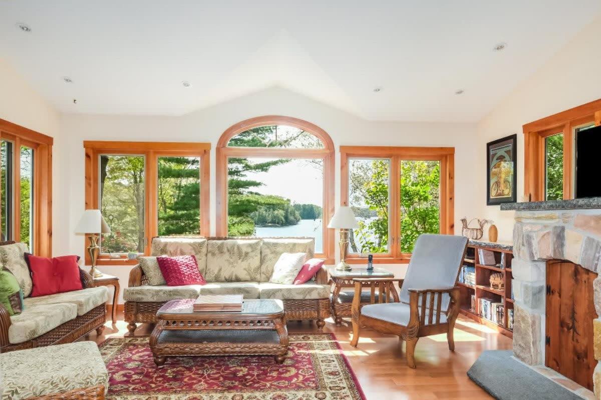 Sunset Cove Waterfront nature retreat with bunkie