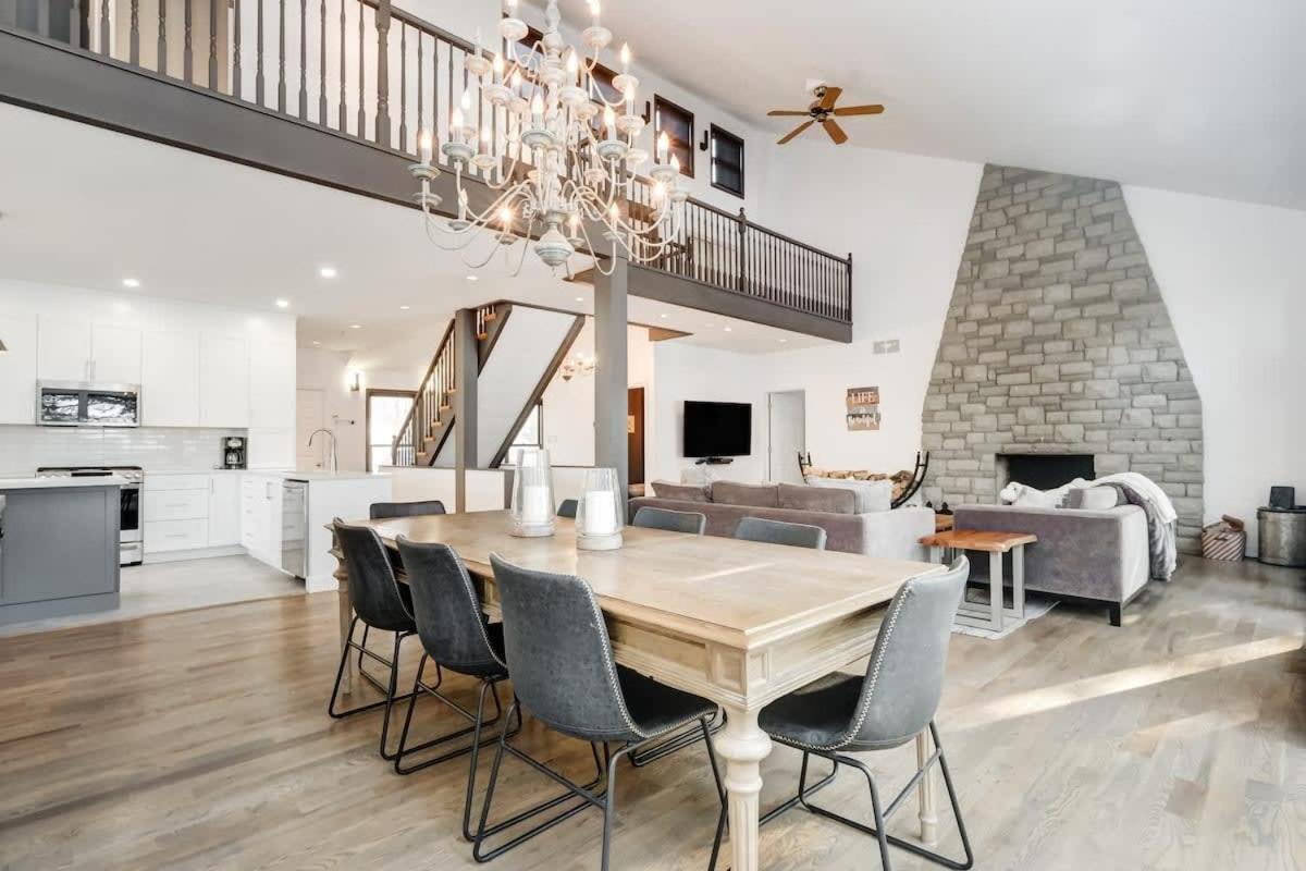 Waterfront open concept dream cottage with hot tub
