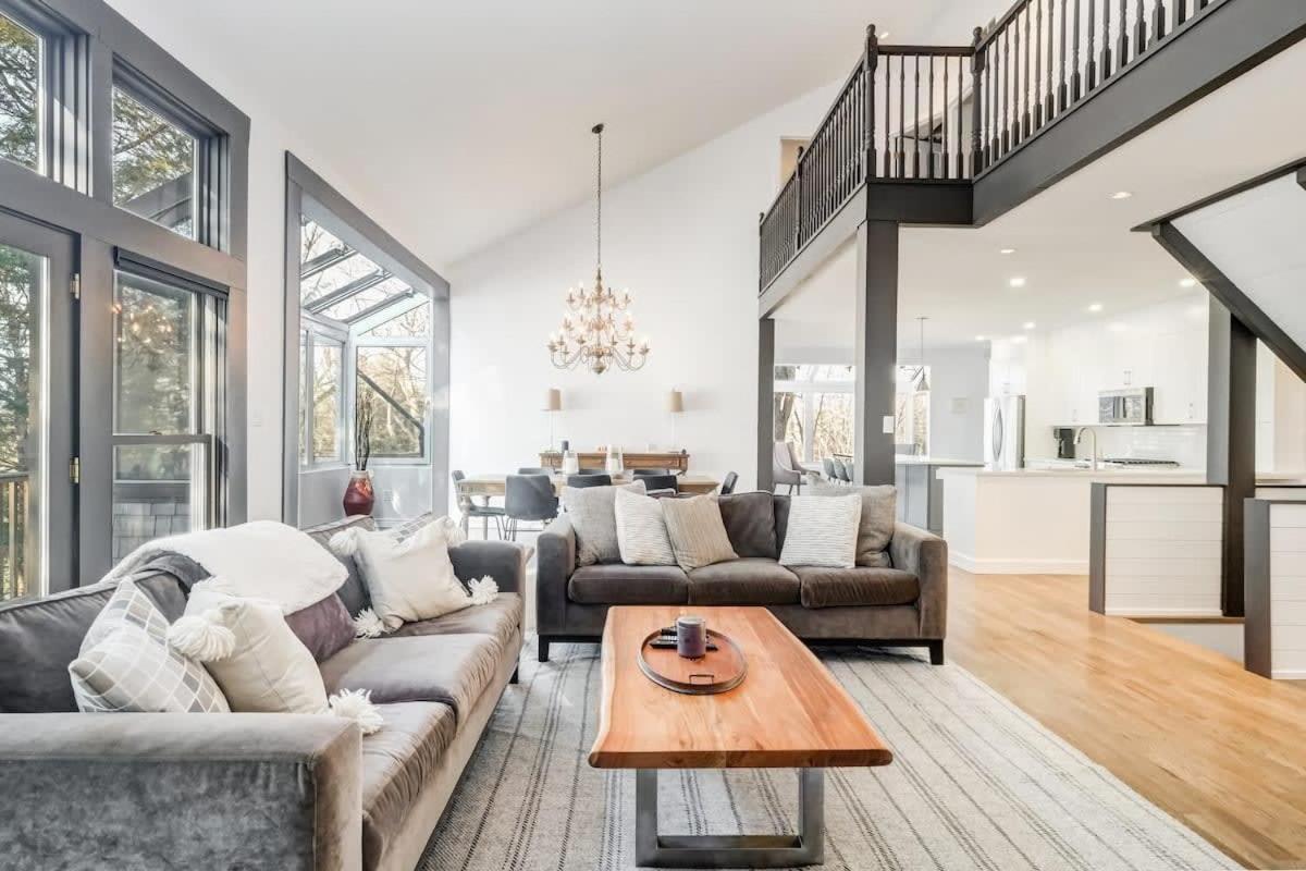 Waterfront open concept dream cottage with hot tub