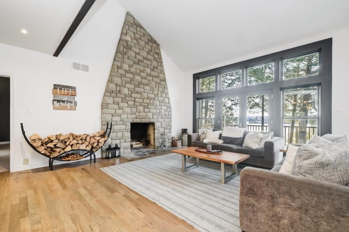 Waterfront open concept dream cottage with hot tub