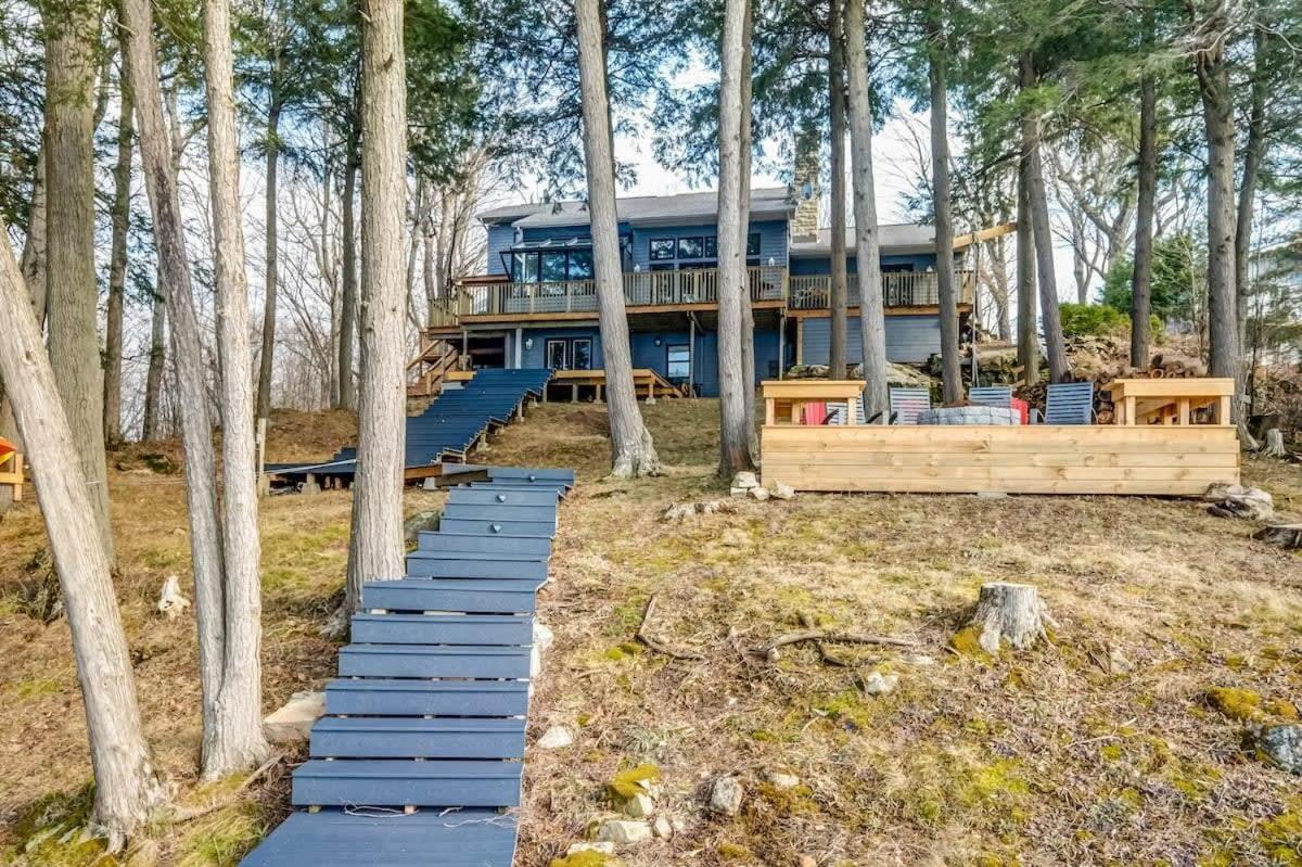 Waterfront open concept dream cottage with hot tub