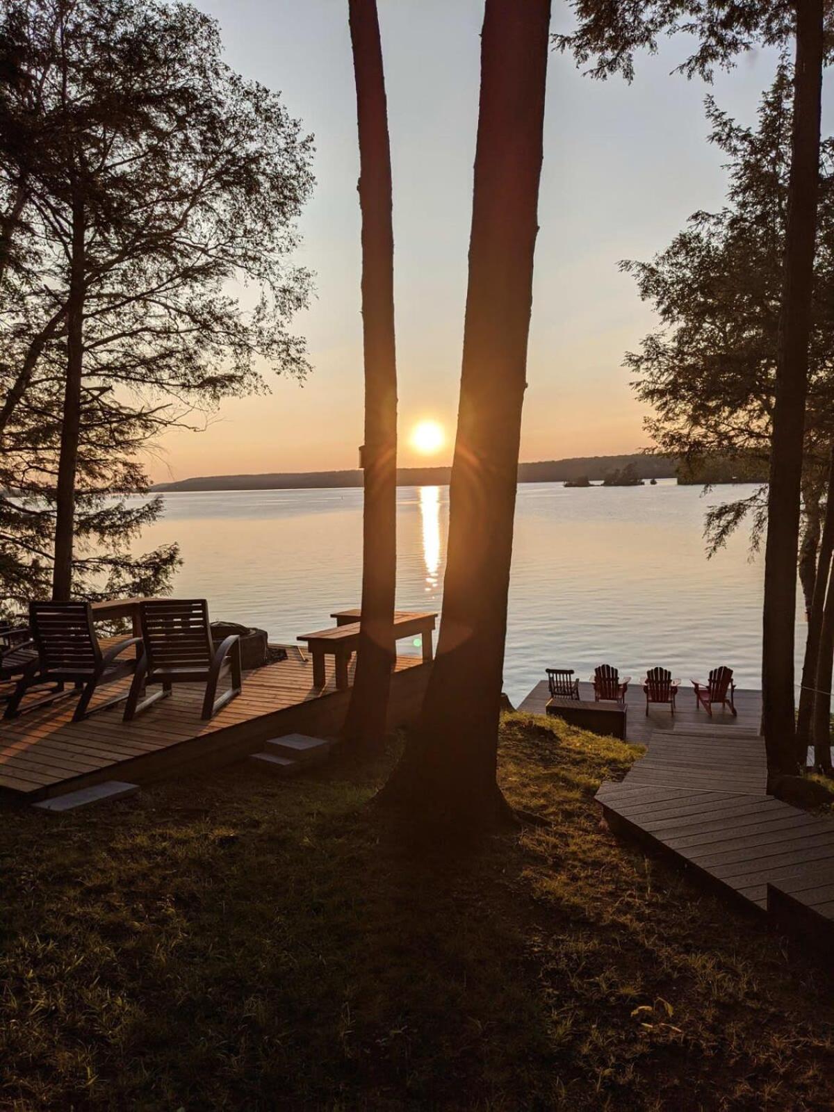 Waterfront open concept dream cottage with hot tub